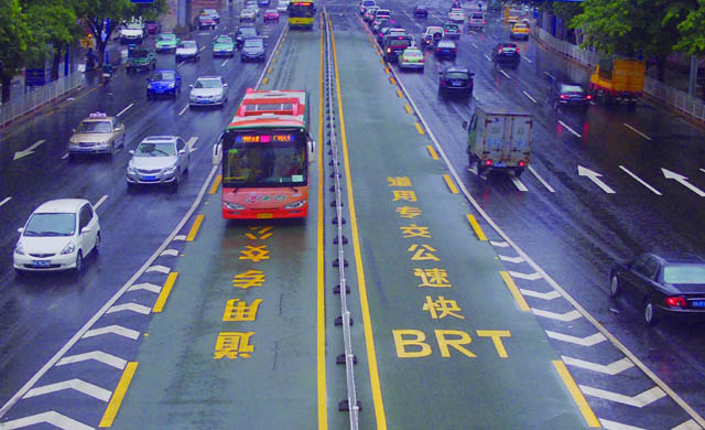 广州BRT快速公交车道